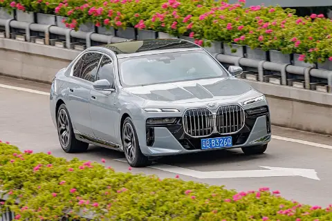BMW 7 Series G70 (2022–н.в.) — фото