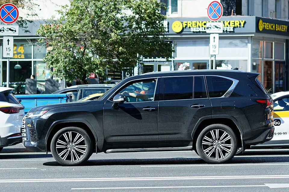 Lexus LX IV (J310) (2021–қазіргі уақыт) — фото