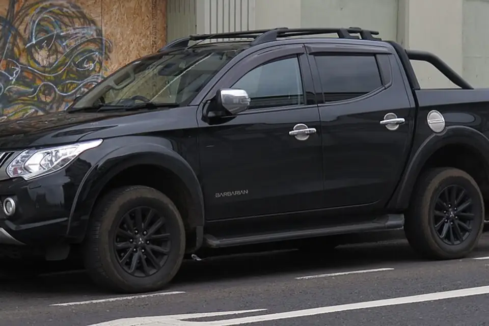 Mitsubishi L200 V (2015–present) photo
