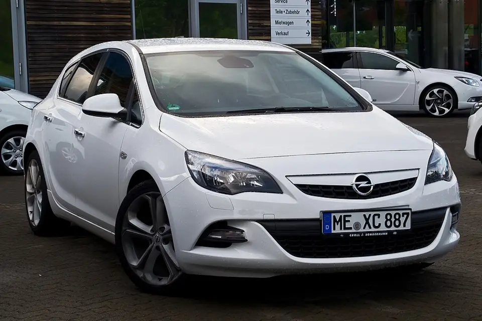 Opel Astra J (2009–2017) photo