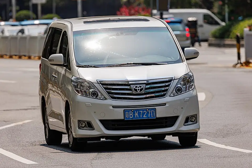 Toyota Alphard II (AH20) (2008–2015) photo