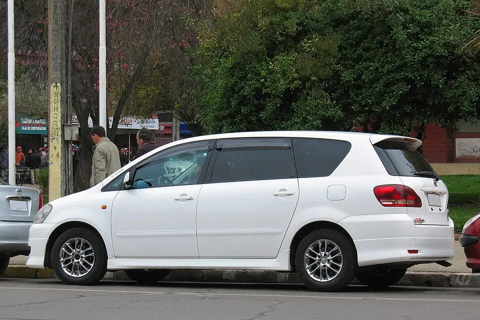 Toyota Ipsum II (M20) (2001–2009) — фото