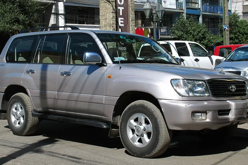 Toyota Land Cruiser 100 (1998–2007) — фото