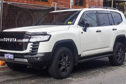 Toyota Land Cruiser 300 (2021–н.в.) — фото