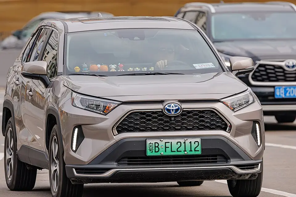Toyota RAV4 XA50 (2018–қазіргі уақыт) — фото
